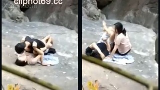 Cặp đôi đã đưa nhau trốn lên vách đá Chịch rồi mà vẫn bị quay lén